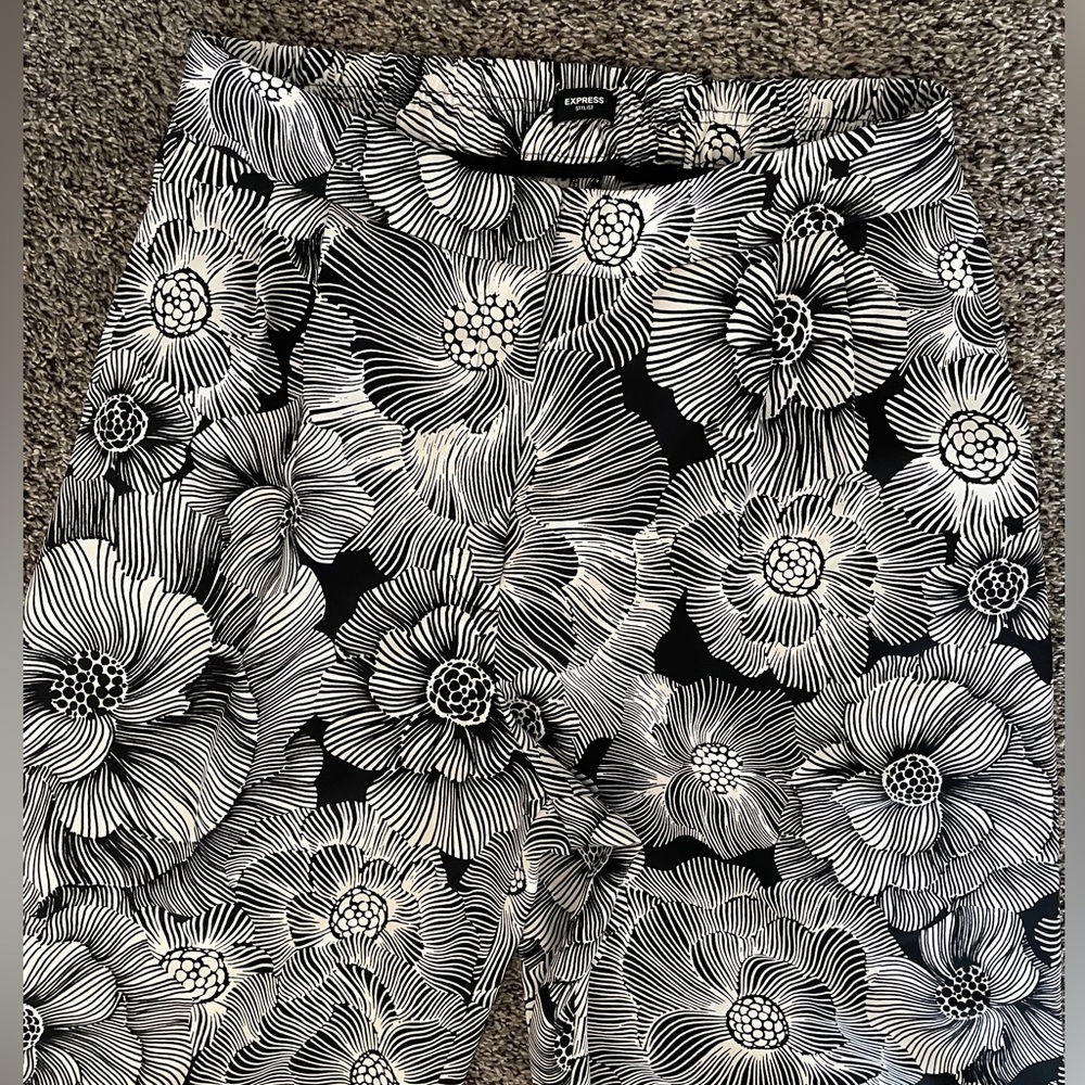 Express Monochrome Floral Pattern Pants - Picture 3 of 9